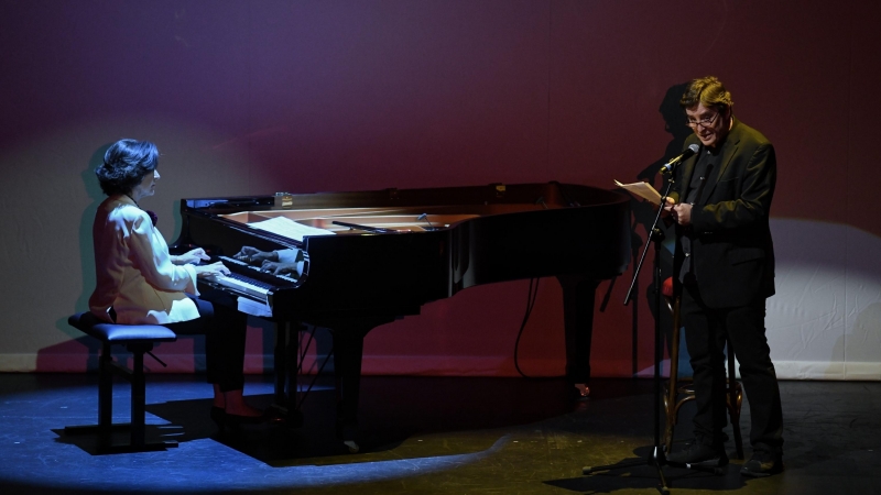 El poeta Luis García Montero participa en el acto de entrega del título de Hija Predilecta de Madrid a Almudena Grandes, en el Teatro Español, junto a la pianista Rosa Torres, a 13 de junio de 2022, en Madrid (España).