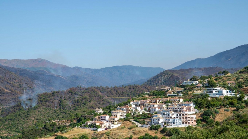 (11/6/2022) Imagen aérea de la zona residencial de Monte Mayor el pasado sábado, desde donde todavía podía verse el humo generado por las llamas.