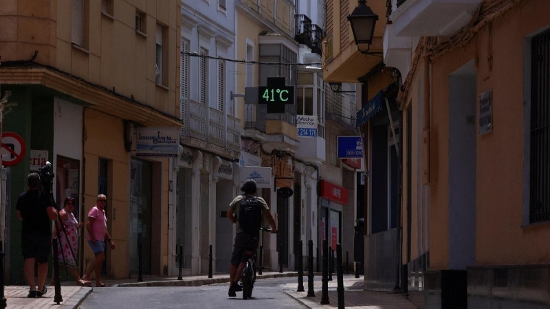 Varias personas caminan por las calles de Badajoz con temperaturas por encima de los 40ºC en la primera ola de calor del año.