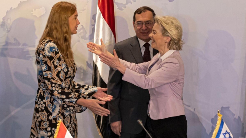 Ursula von der Leyen abraza a la comisaria de Energía de la UE, Kadri Simson, mientras el ministro de Petróleo de Egipto, Tarek el-Molla, aguarda en un segundo plano, en El Cairo, a 15 de junio de 2022.