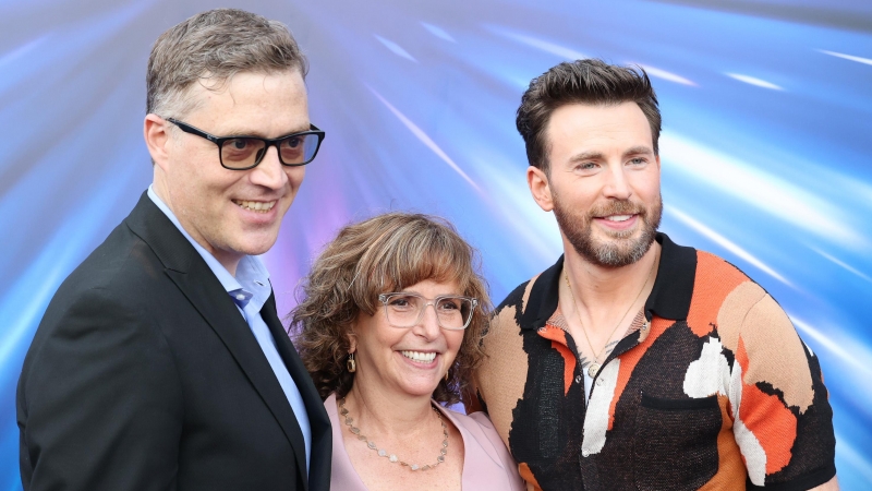 15/06/2022 El director Angus MacLane, la productora Galyn Susman y el actor Chris Evans, en el preestreno en California.