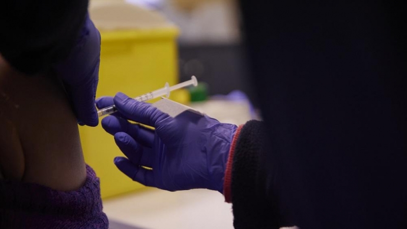 15/06/2022. Detalle de una persona, de entre 18 y 29 años, recibiendo la tercera dosis de la vacuna contra el Covid-19, en el Centro de Salud Pavones, a 3 de febrero de 2022, en Madrid.