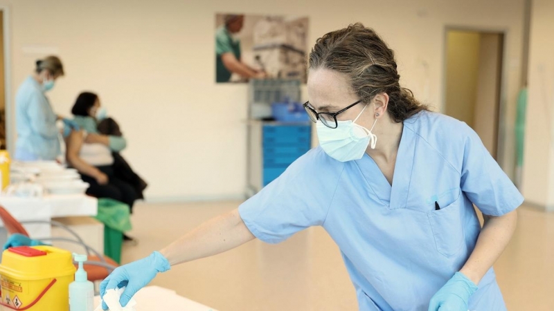 15/06/2022 Una enfermera prepara una vacuna contra el Covid-19, en el Hospital Infanta Sofía, a 30 de diciembre de 2021, en San Sebastián de los Reyes, Madrid, (España).