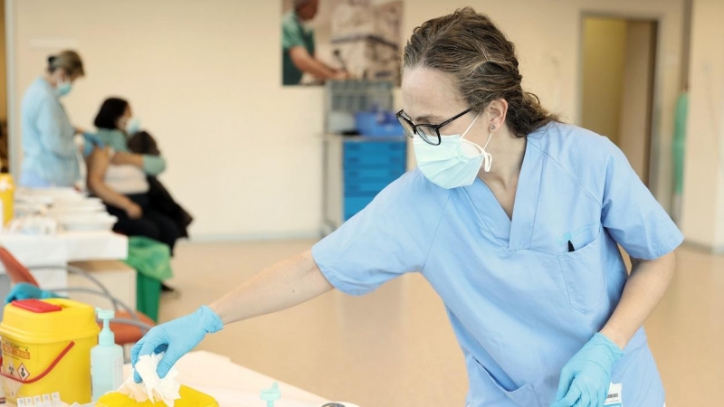 15/06/2022 Una enfermera prepara una vacuna contra el Covid-19, en el Hospital Infanta Sofía, a 30 de diciembre de 2021, en San Sebastián de los Reyes, Madrid, (España).