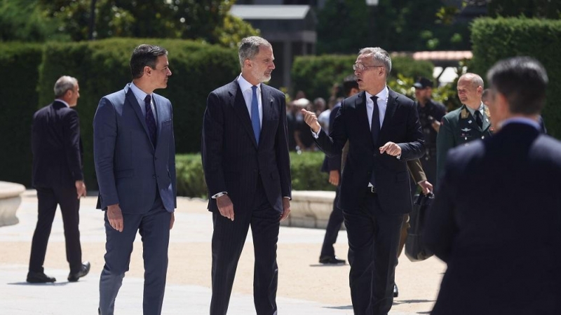 15/06/2022. El presidente del Gobierno, Pedro Sánchez; el Rey Felipe VI y el secretario general de la OTAN, Jens Stoltenberg, a su salida del Teatro Real después de participar en la conmemoración del 40º Aniversario del ingreso de España en la OTAN a 30 d