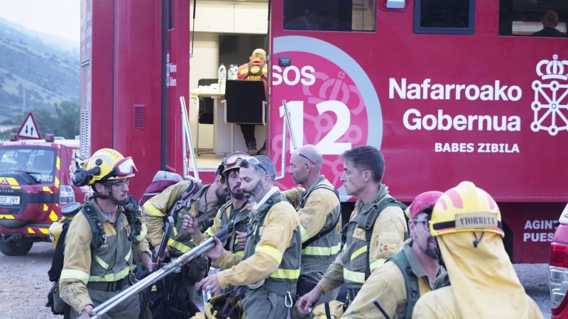 Miembros de la Brigada de Refuerzo de Incendios Forestales (BRIF) de Daroca acuden al incendio de la zona de Leyre, a 15 de junio de 2022, en Leyre, Navarra (España).