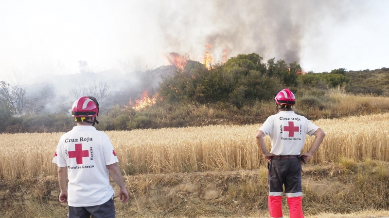 Dos miembros de la Cruz Roja observan el incendio de Tafalla, a 15 de junio de 2022, en Tafalla, Navarra (España).