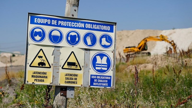 16/06/2022. Un cartel obras en la zona perteneciente a la explotación minera de Tolsadeco, a 9 de junio de 2021, en Madrid.