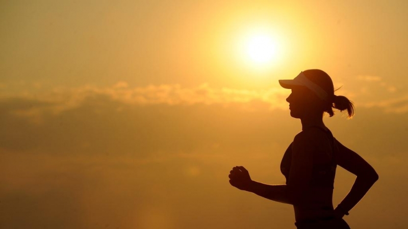 16/06/2022. Una mujer sale a correr a la hora del atardecer, a 3 de enero de 2017.