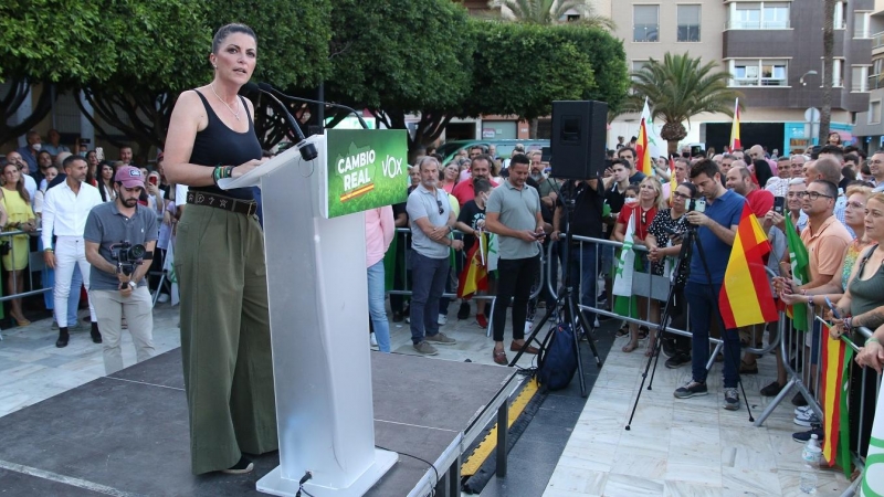 La candidata a la Presidencia de la Junta de Andalucía, Macarena Olona, en un acto de campaña en El Ejido ( Almería). E.P./Rafael González