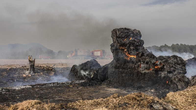 Bales de palla cremant al costat d'una granja d'ovelles a l'incendi d'Artés.