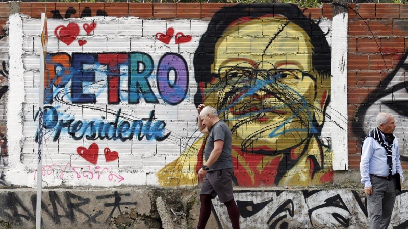 Un hombre pasa frente a un grafiti del candidato presidencial Gustavo Petro en Bogotá, a 16 de junio de 2022.