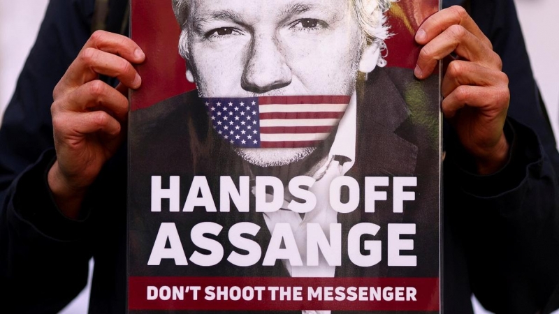 20/04/2022 Una persona sujeta una pancarta en apoyo a Julian Assange en las afueras de la Corte de Westminster, en una imagen de archivo tomada en Londres