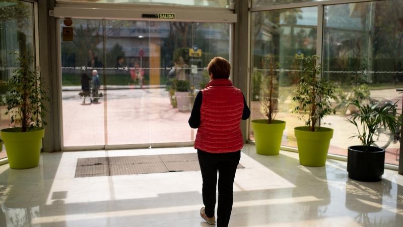 17/06/2022 - Imagen de archivo de una jubilada que sale de un hotel donde se aloja durante su viaje con el Imserso en Salou, Tarragona, EL 12 DE MARZO DE 2020.