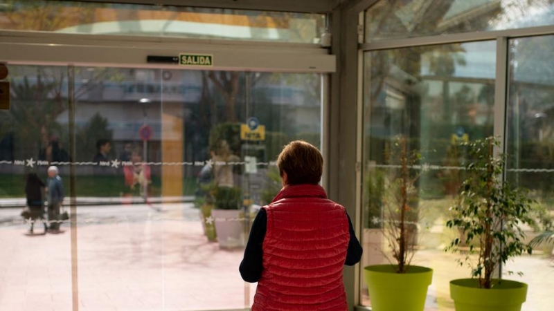 17/06/2022 - Imagen de archivo de una jubilada que sale de un hotel donde se aloja durante su viaje con el Imserso en Salou, Tarragona, EL 12 DE MARZO DE 2020.