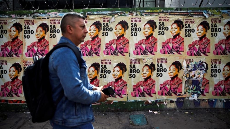 Un hombre pasa cerca de una pared con carteles de Francia Márquez este jueves 16 de junio en Bogotá.