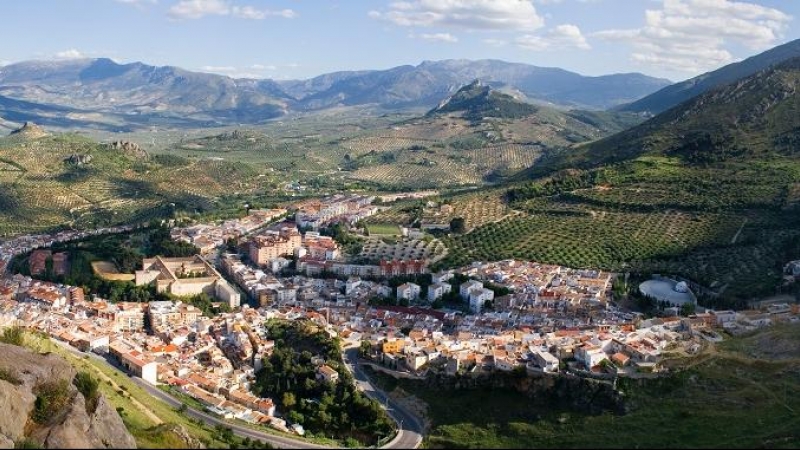 17/06/2022 Vistas de un pueblo de Andalucía desde la montaña.