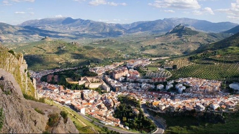 17/06/2022 Vistas de un pueblo de Andalucía desde la montaña.