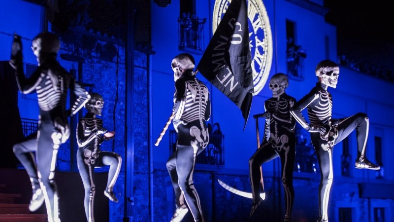 17/06/2022. Participantes vestidos de esqueletos durante la Danza de la muerte, a 14 de abril de 2022, en Verges, Girona, Catalunya.