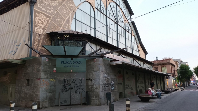 17/06/2022 - Exterior del Mercat Torner de Badalona, també conegut com a Plaça Nova.