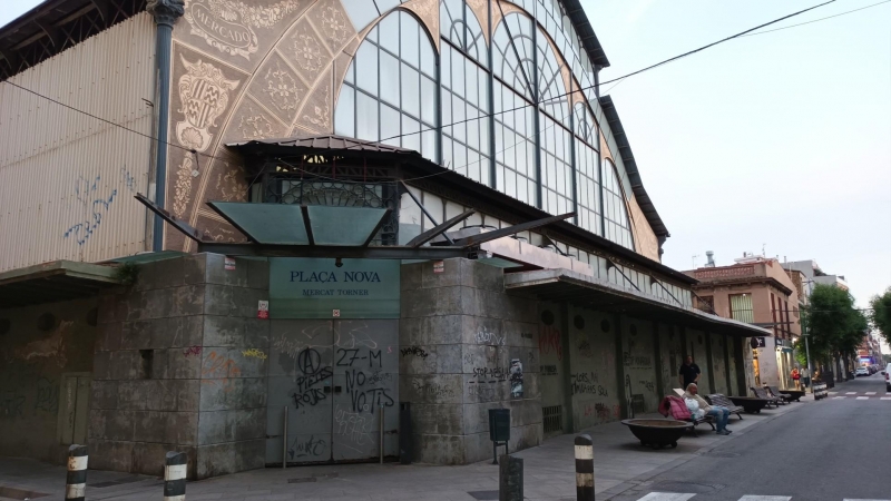 17/06/2022 - Exterior del Mercat Torner de Badalona, també conegut com a Plaça Nova.