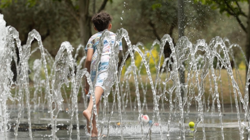 (16/6/2022) Un niño se moja en los chorros de Madrid Río, a 16 de junio de 2022.