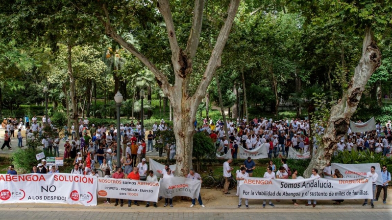 Concetración de trabajadores de Abengoa y de sus filiales frente a la subdelegación del Gobierno en Sevilla para reclamar a la SEPI que autorice la ayuda de 249 millones para salvar a la compañía de ingeniería andaluza. EFE/ Julio Muñoz