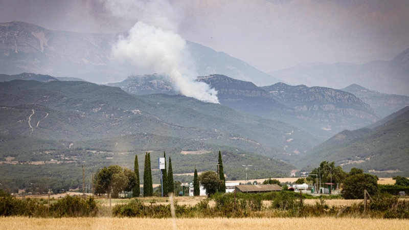 17/06/2022 - Una columna de fum de l'incendi de Lladurs, al Solsonès.