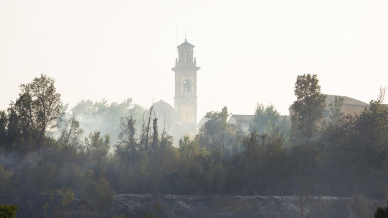 17/06/2022 Las labores de extinción del incendio forestal declarado este viernes en Caudiel (Castelló) se centran esta tarde en la defensa de la primera línea de viviendas de la localidad