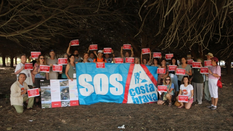 18/06/2022 - Imatge de l'acció de SOS Costa Brava per reclamar que s'aturi la urbanització de la pineda de Platja d'Aro.