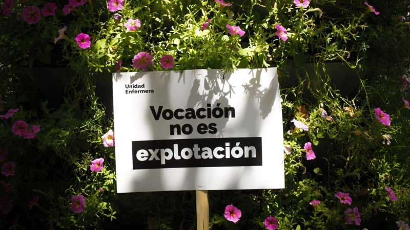 Pancarta en la que se lee 'Vocación no es explotación' en la manifestación de enfermeras este sábado en Madrid.