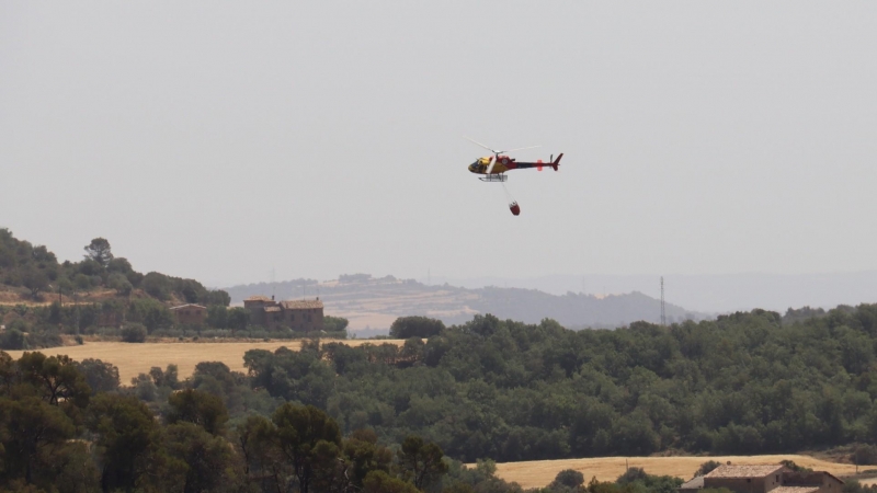 18/06/2022 - Un helicòpter va a carregar aigua aquest dissabte a la zona de l'incendi d'Artesa de Segre.