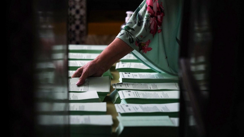 Apertura del colegio electoral ubicado en el colegio de Cólon en Córdoba este domingo, jornada en la que se celebran la elecciones andaluzas.