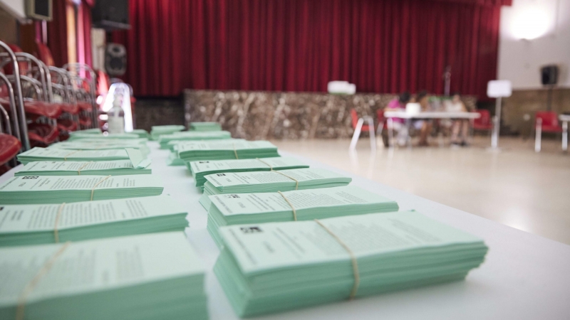 Detalle de las papeletas de voto ubicada en una mesa durante el día de las elecciones a la presidencia de la Junta de Andalucía en el Colegio San Fernando Marista, a 19 de junio de 2022 en Sevilla