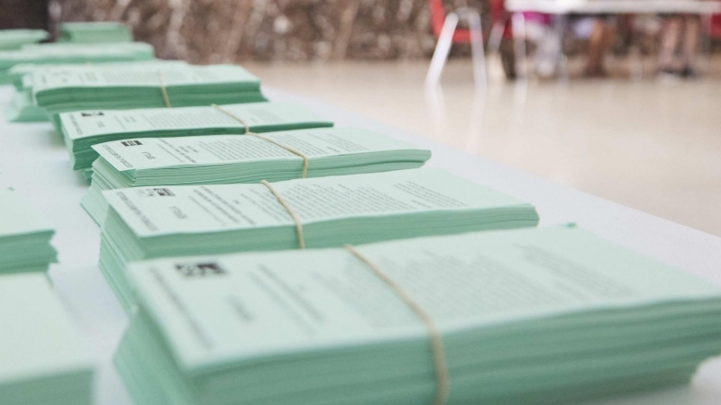 Detalle de las papeletas de voto ubicada en una mesa durante el día de las elecciones a la presidencia de la Junta de Andalucía en el Colegio San Fernando Marista, a 19 de junio de 2022 en Sevilla