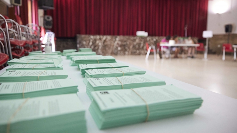 Detalle de las papeletas de voto ubicada en una mesa durante el día de las elecciones a la presidencia de la Junta de Andalucía en el Colegio San Fernando Marista, a 19 de junio de 2022 en Sevilla