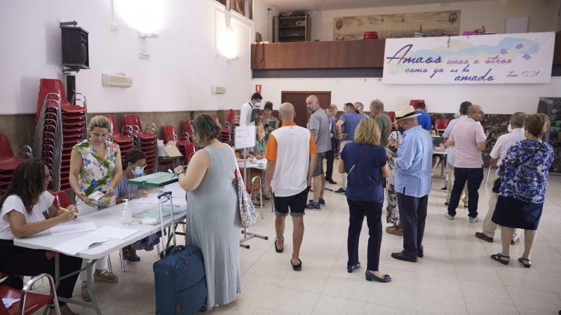 Detalles el salón de acto donde están ubicadas las mesas electorales durante el día de las elecciones a la presidencia de la Junta de Andalucía en el Colegio San Fernando Marista, a 19 de junio de 2022 en Sevilla