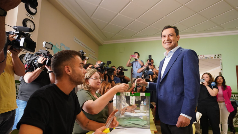 19/06/2022 El candidato del PP Juanma Moreno vota en Málaga durante las elecciones de Andalucía, en una foto compartida en su Twitter