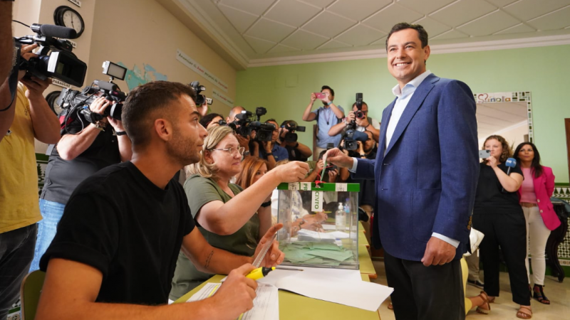 19/06/2022 El candidato del PP Juanma Moreno vota en Málaga durante las elecciones de Andalucía, en una foto compartida en su Twitter