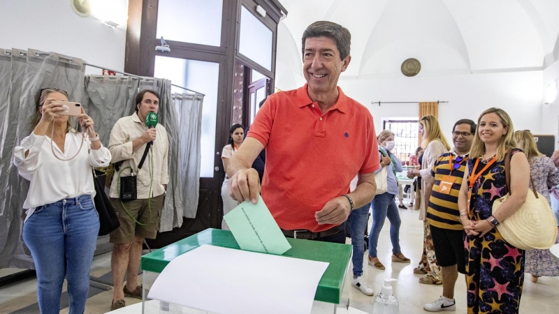 l candidato a la presidencia de la Junta de Andalucía por Ciudadanos, Juan Marín, ejerce su derecho al voto en la Biblioteca Municipal de Sanlúcar de Barrameda (Cádiz)