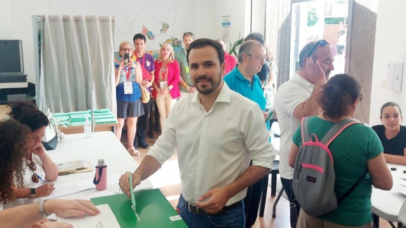 19/06/2022 El ministro de Consumo, Alberto Garzón, vota en el municipio malagueño Rincón de la Victoria en las elecciones andaluzas, en una imagen compartida en Twitter
