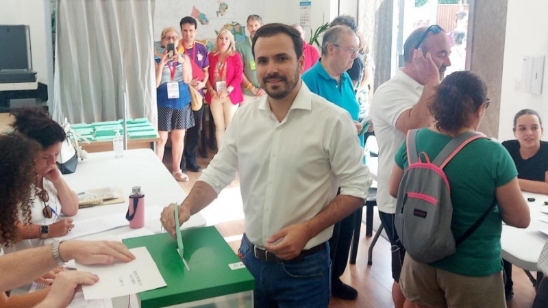 19/06/2022 El ministro de Consumo, Alberto Garzón, vota en el municipio malagueño Rincón de la Victoria en las elecciones andaluzas, en una imagen compartida en Twitter