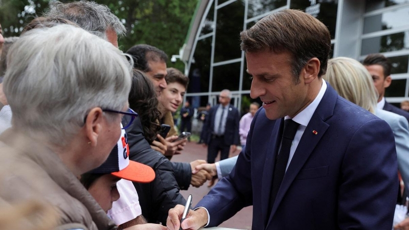 19/06/2022 El candidato francés, Emmanuel Macron, atiende a sus seguidores en la segunda vuelta de las elecciones presidenciales