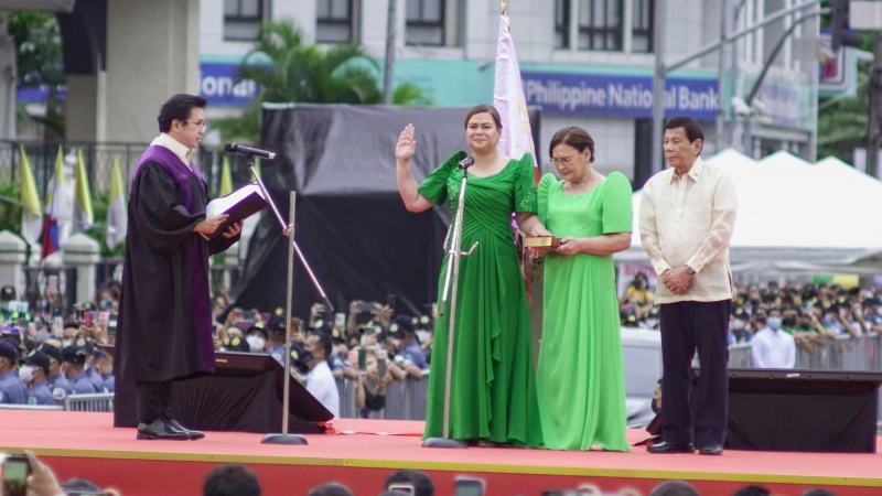 La vicepresidenta electa de Filipinas, Sara Duterte (centro), presta juramento durante la ceremonia de inauguración cerca del ayuntamiento de Ciudad de Davao el 19 de junio de 2022.