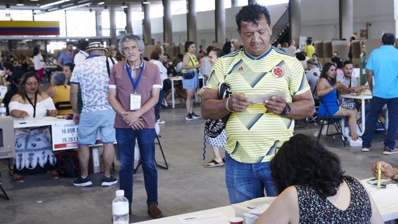 Ciudadanos colombianos residentes en España ejercen su derecho al voto durante la jornada de elecciones de Colombia en el Centro de Convenciones de Casa de Campo en Madrid este domingo.