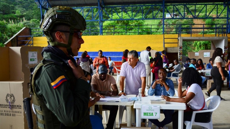 19/06/2022 Un militar custodia la jornada electoral en Colombia en Suárez