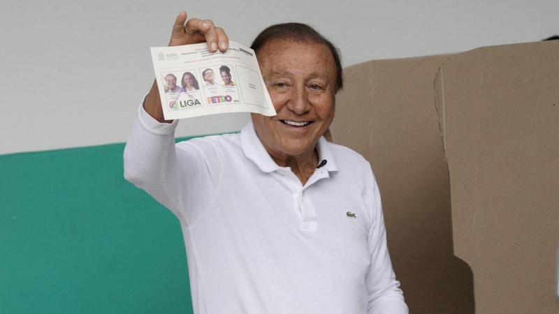 19/06/2022 El candidato Rodolfo Hernández muestra su tarjetón electoral al acudir a votar en el colegio de Bucaramanga, en Colombia