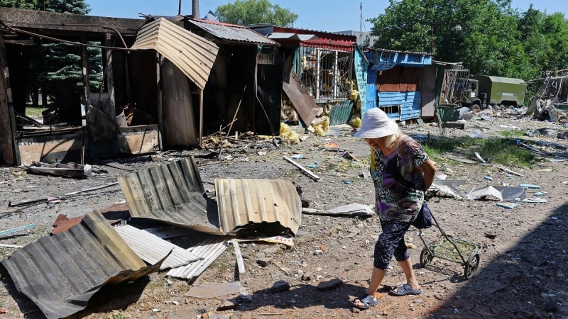 19/06/2022 Una mujer camina por las ruinas de un mercado local en Donetsk, durante la guerra en Ucrania