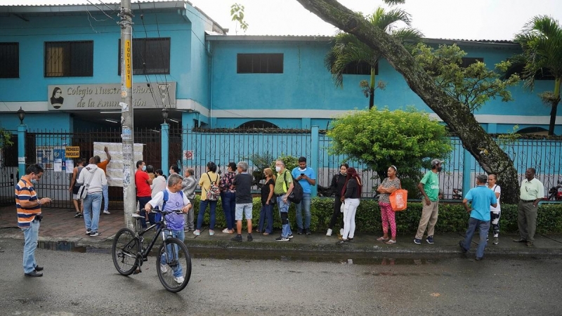 19/06/2022 Colas de gente esperan para votar en el Colegio Nuestra Señora de la Asunción, en Cali, Colombia