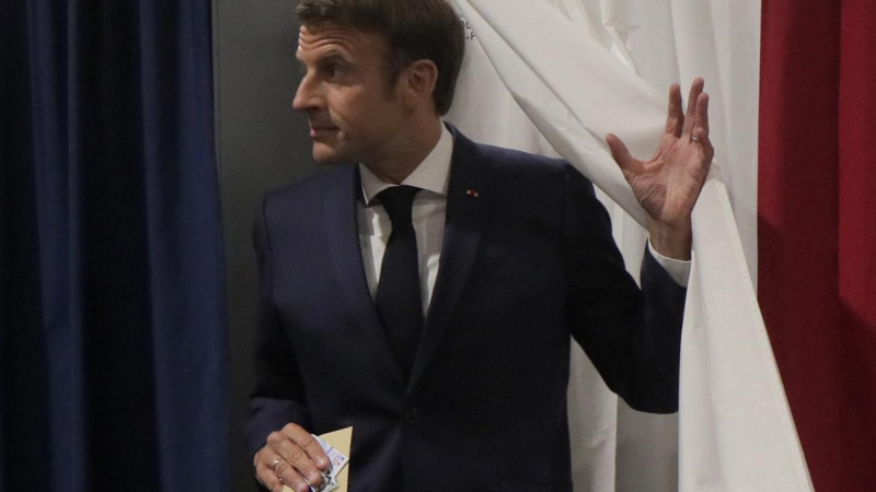 El presidente Emmanuel Macron vota en las elecciones legislativas de Francia.